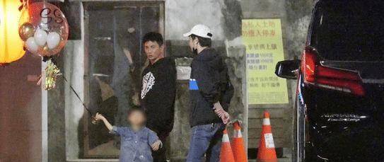 曲击大咖男神吴奇隆路边歪嘴抠牙！一脸沉醉狂吸，为难画面全被拍