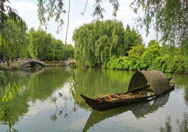 昆明黑龙潭公园的怪景：两水池相连，却呈现一清一浊“太极图”