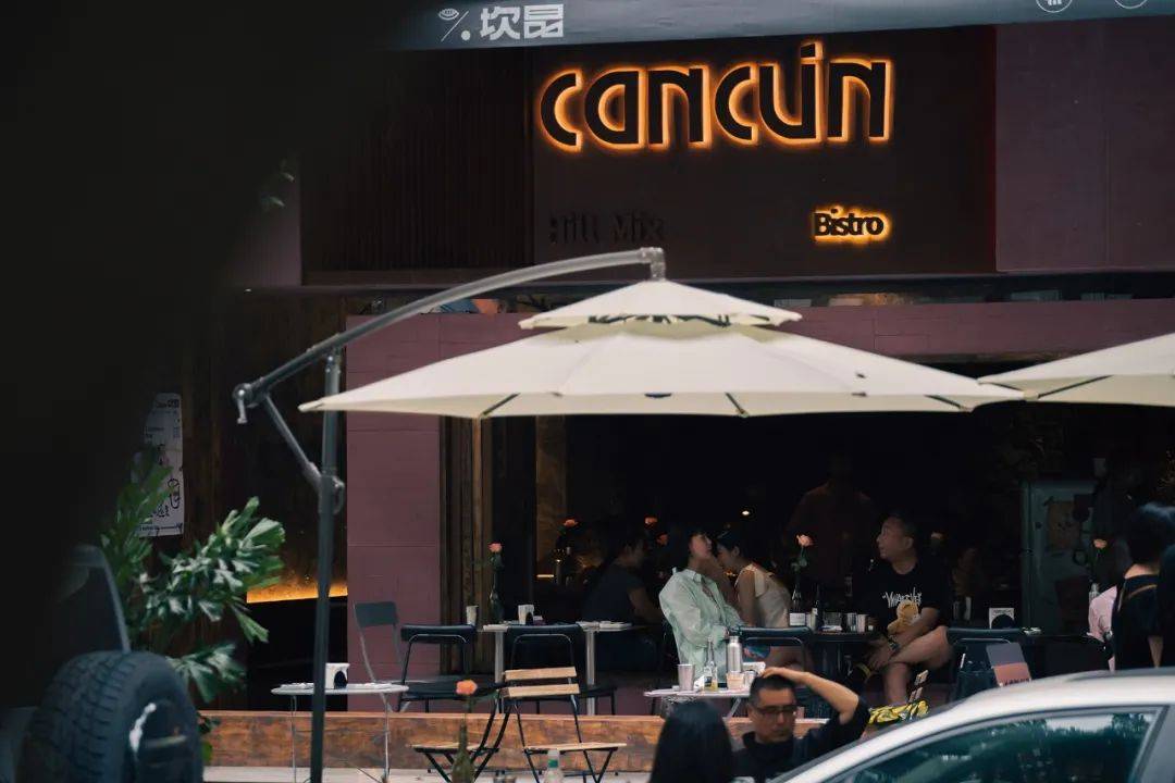 Frame概念丨在Cancun Bistro，几里设想造了一个悬浮的墨西哥红盒子