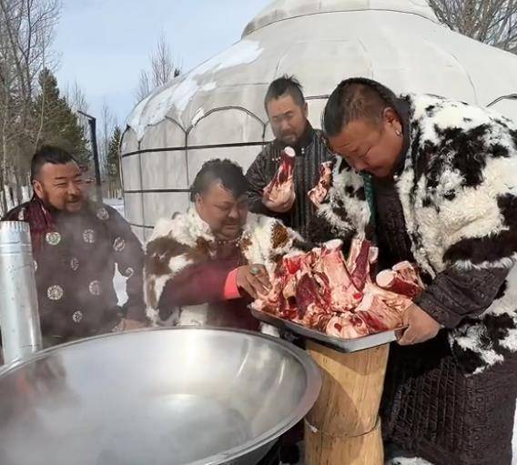 美食博主恩克吃牛骨髓，肚子圆润黑斑明显，网友：看一集少一集