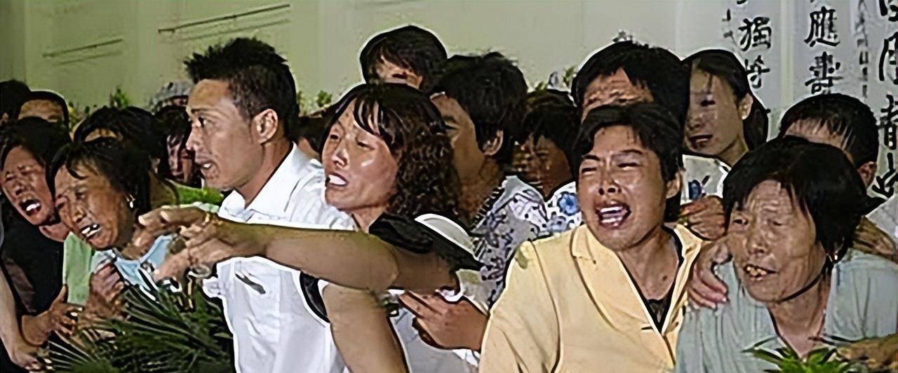 2007年，西安万万财主为救打工妹身中数刀，被救女悲悼会高声痛哭