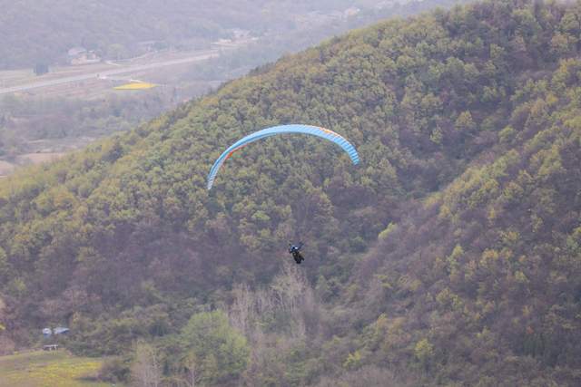 湖北“小武当”，圣境山滑翔基地，一同翱翔蓝天白云