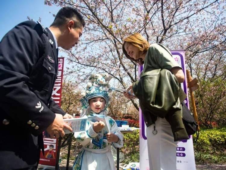 融入国学，宝山警方联袂小小宣传员在樱花树旁停止“反诈快闪”