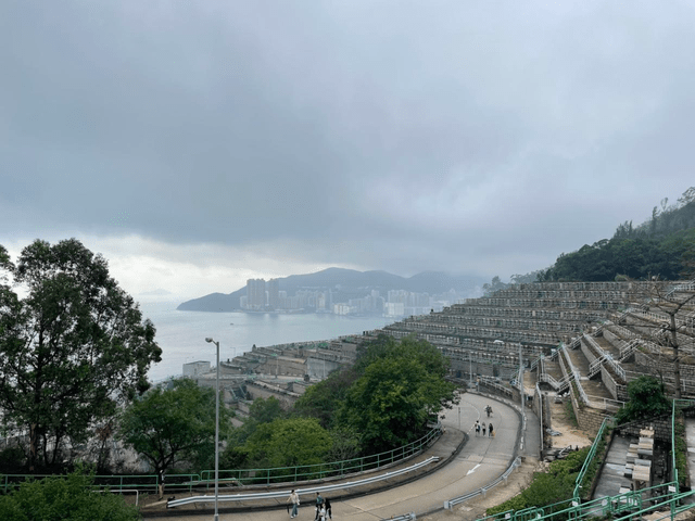 清明，有人在王小波墓前睡着了 | 他们给海子写诗，给李白倒酒，给萧红送笔…