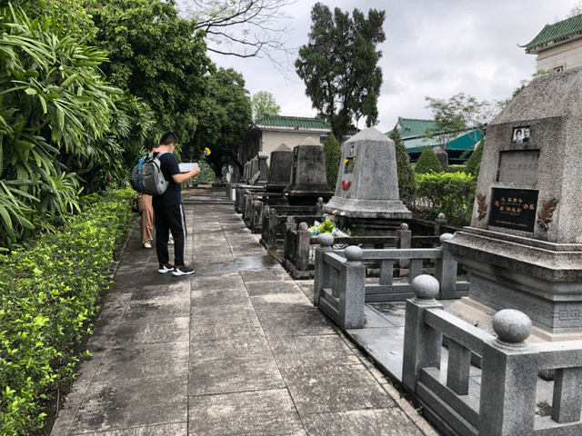 清明，有人在王小波墓前睡着了 | 他们给海子写诗，给李白倒酒，给萧红送笔…