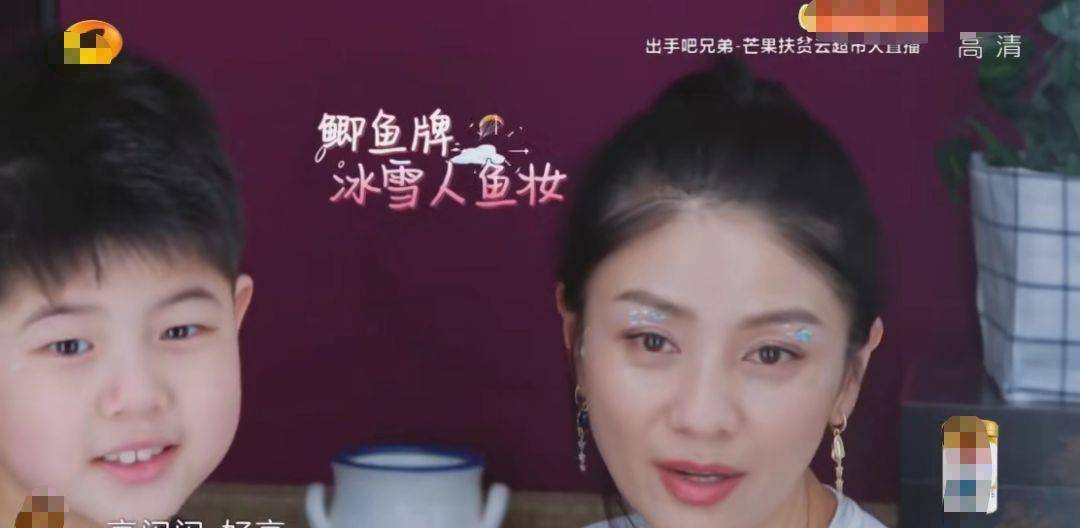 安吉小鱼儿帮胡可化装，手法相当专业，那是把儿子当女儿养