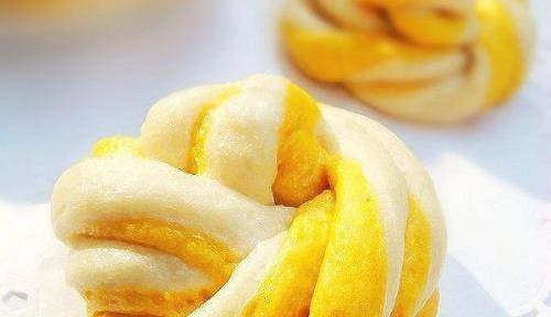 玉米面花卷就做好了，喜欢的小伙伴们赶紧说说吧，当作早餐美味又好吃。温馨提示：