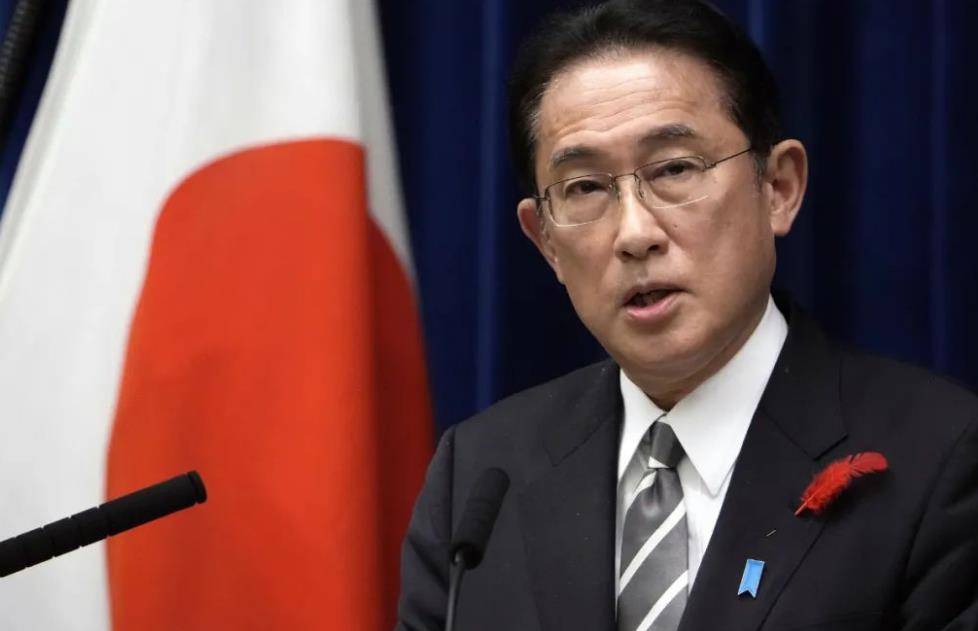 砰的一声巨响，日本首相岸田文雄突遭炸弹袭击，大批警车紧急前往