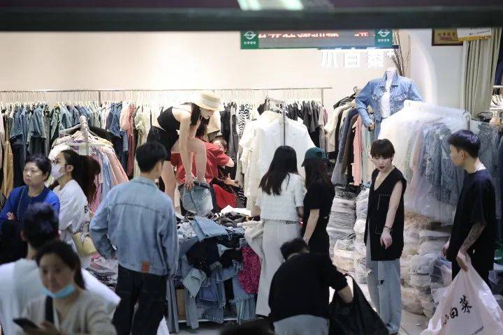 CQ9电子 CQ9传奇电子决裂！杭州四季青服装批发市场打响禁止直播带货第一枪(图8)