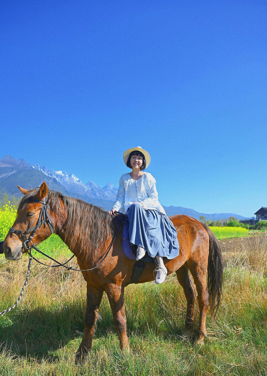 丽江游览：小寡体验式弄法——骑马、赏花、下战书茶、纳西文化