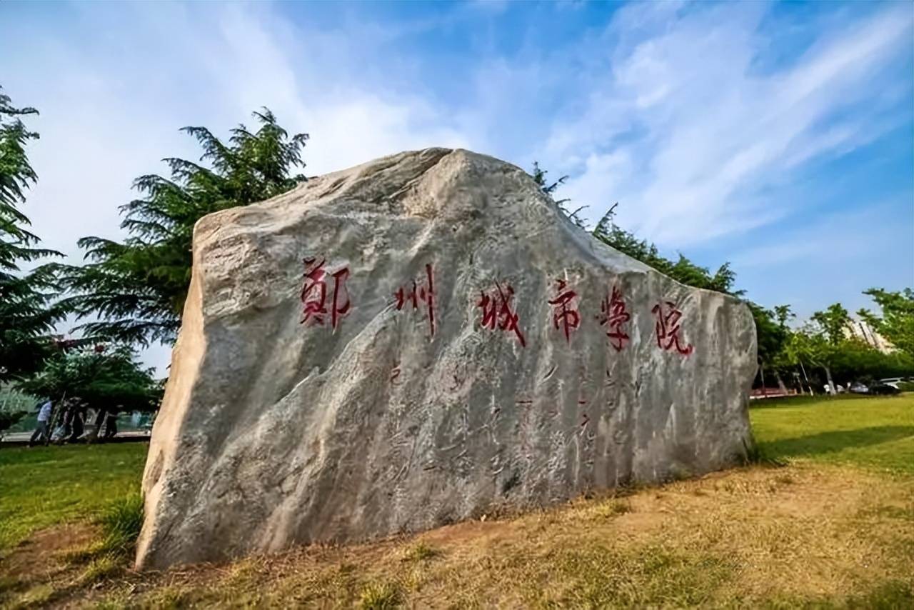 军训动员大会，学生都在淋雨，高校领导避雨发言，学生怒喊：下来