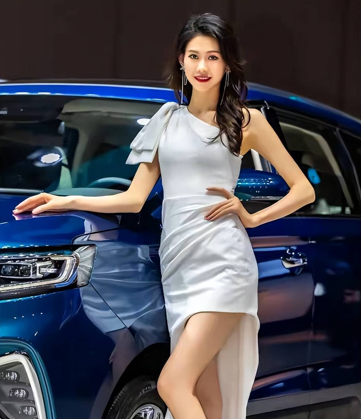 原创宾利女销售不穿“底裤”，下蹲全走光，难怪张雪峰建议不要学销售