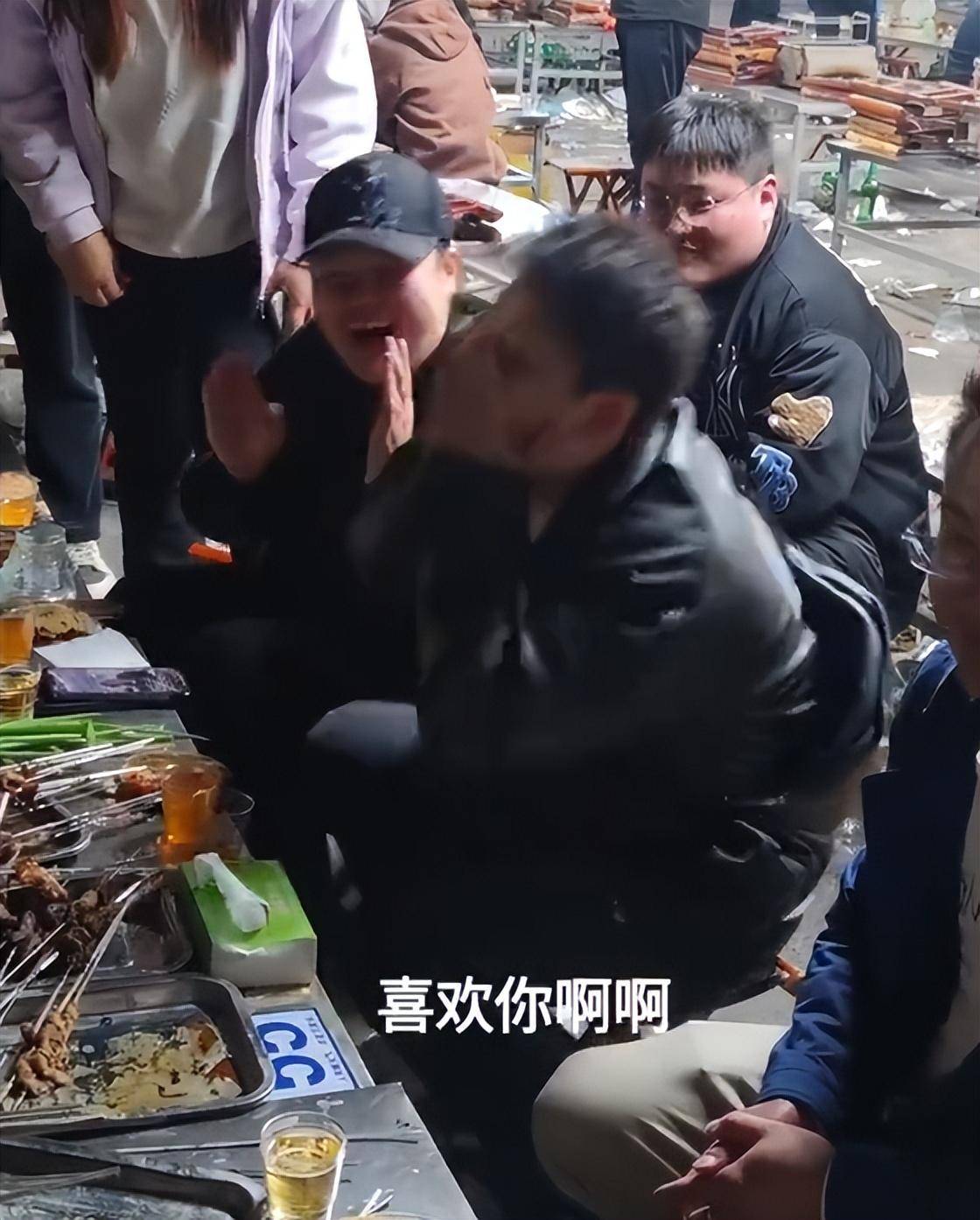 陈翔到淄博吃烧烤，问路人尴尬问题，喜欢他还是苏醒，又被骂惨了