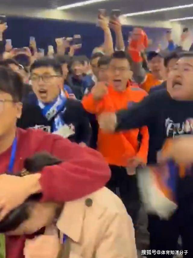素质堪忧！赢球后大批青岛球迷围攻山东女记者并咆哮骂鲁能：滚