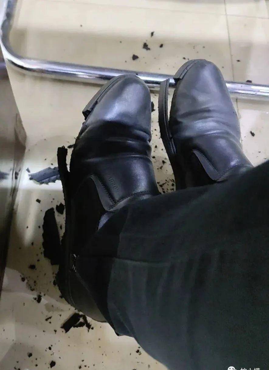 把皮全部撕掉一双新鞋就此诞生想起前不久发过的有着同样经历的那双皮鞋