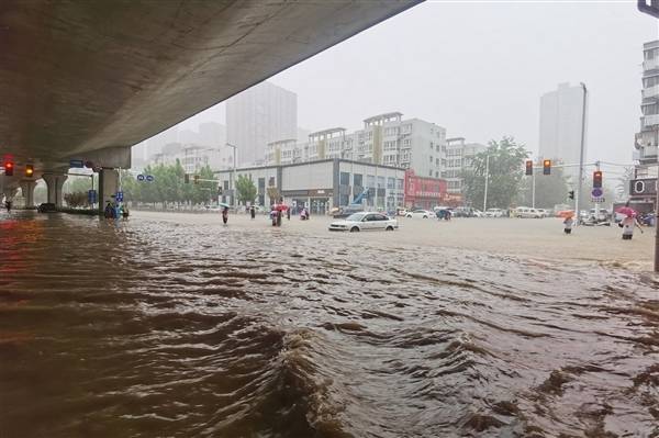 桂林强降雨出现内涝：车要浮起来了 371所学校停课