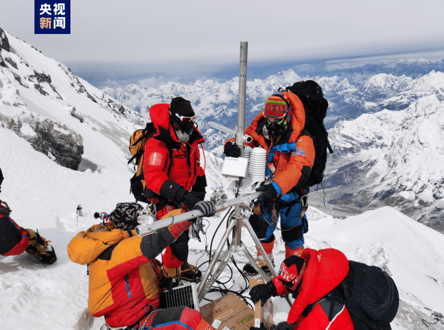 2023“巅峰使命”珠峰科考登山队员成功登顶！