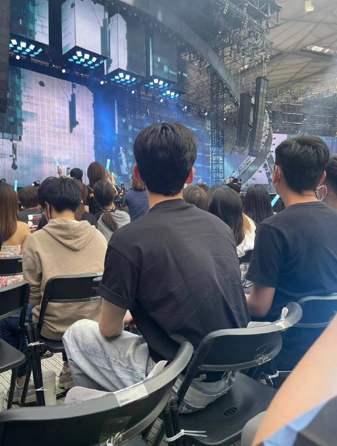 白敬亭看五月天演唱会被偶遇 戴口罩依旧难挡帅气