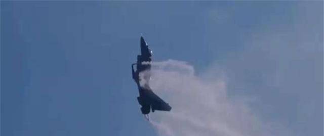 名师出高徒!王牌飞行员李中华之徒,成功表演歼 10b眼镜蛇机动!