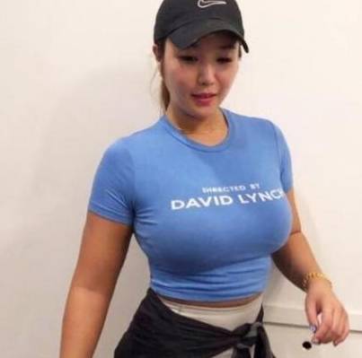 雷竞技RAYBET这就是健身的魅力42岁阿姨身材完美与女儿的合影如同“姐妹”(图1)