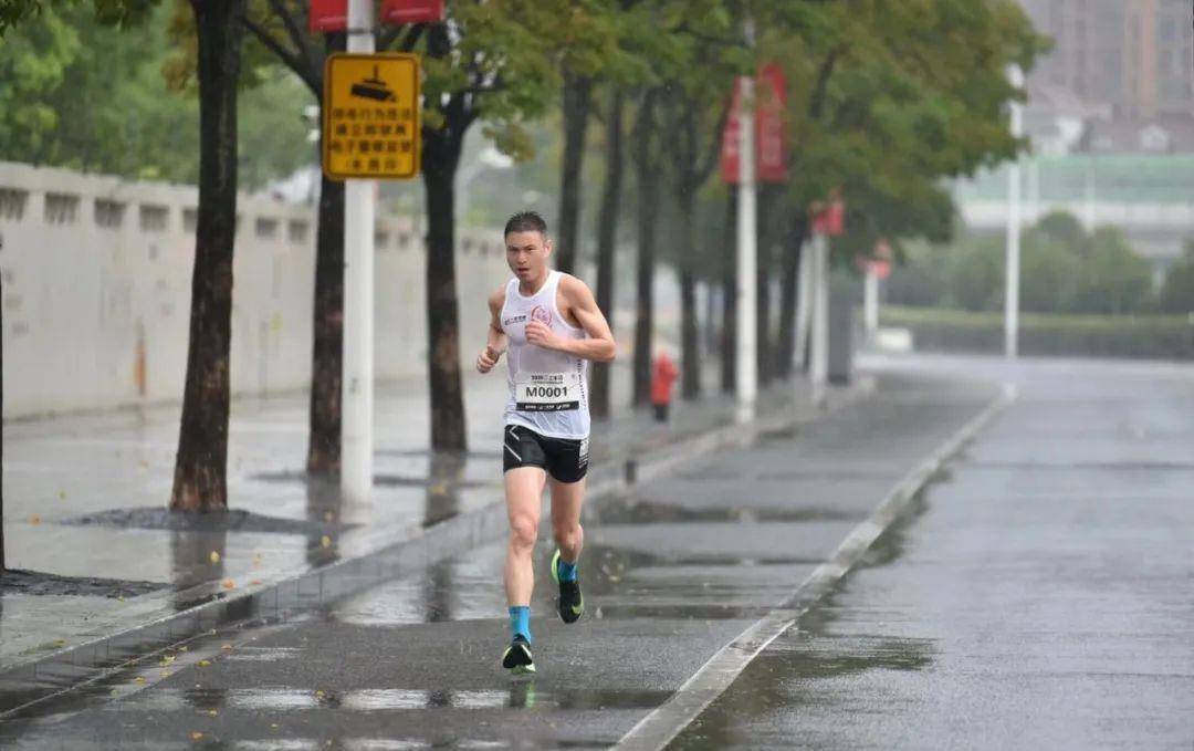 雷竞技RAYBET今早的上海这群热爱跑步的人无惧风雨“飞驰”！(图7)