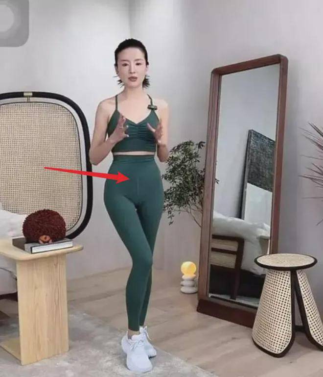 董洁：出泛亚电竞镜间卖健身瑜伽裤网友发现大问题裤子穿反太不走心了(图2)