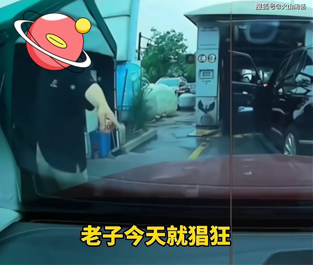 原创
 杭州男子开路虎插队洗车，被劝阻后竟下车叫嚣：老子今天就猖狂了