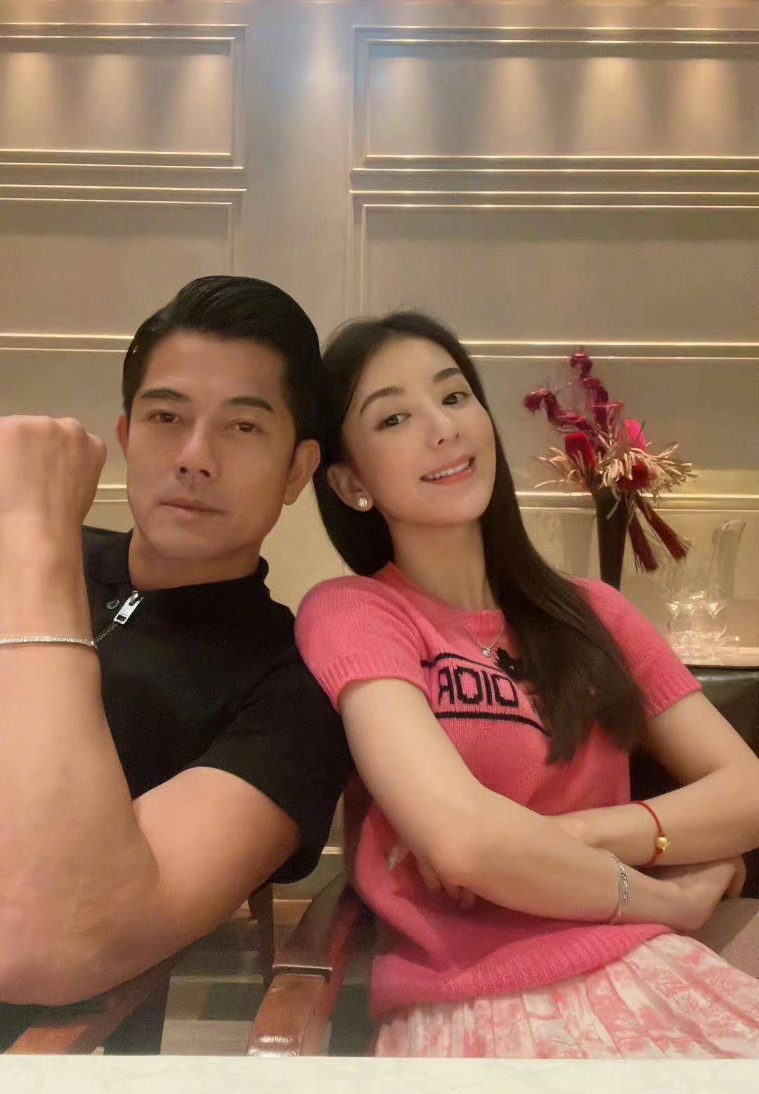 原创郭富城时尚亮相赛马场，获胜激动拥抱老婆，获得近200万港币奖金