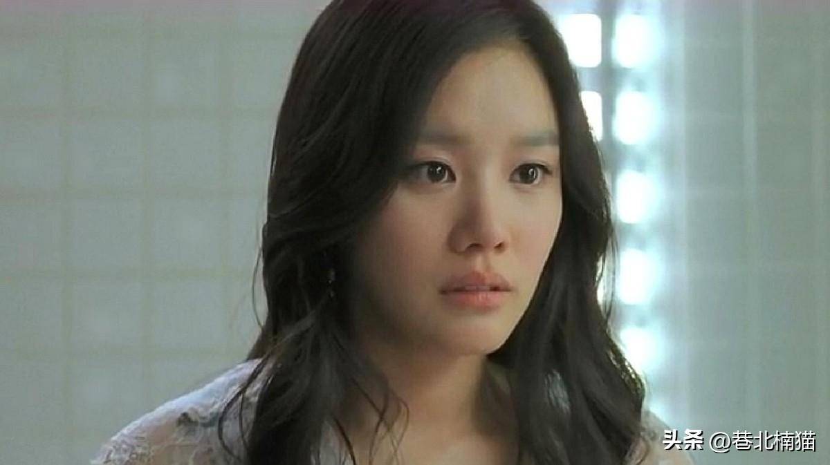 《丑女大翻身》运用怎样的电影风格和角色塑造突显自我转变的故事