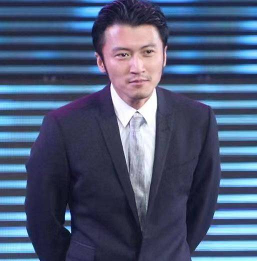 在谢霆锋的故事中,我们看到了爱情的甜蜜和人性的脆弱