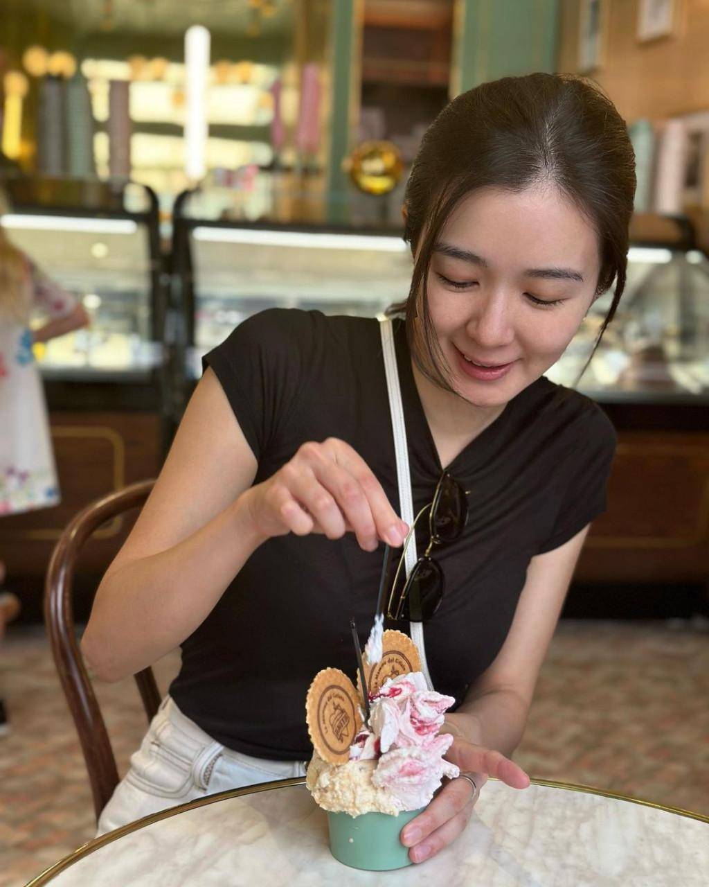 麦明诗疑带男友母校重游-我们有属于自己的一份浪漫