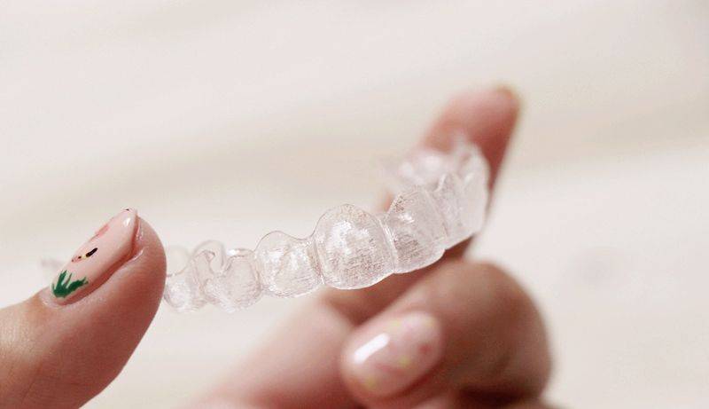 常生活中最好喝温水,更不可以使用热水来清洗隐形牙套,避免牙套变形。禁忌5、放任自己磨牙磨牙对牙釉质的