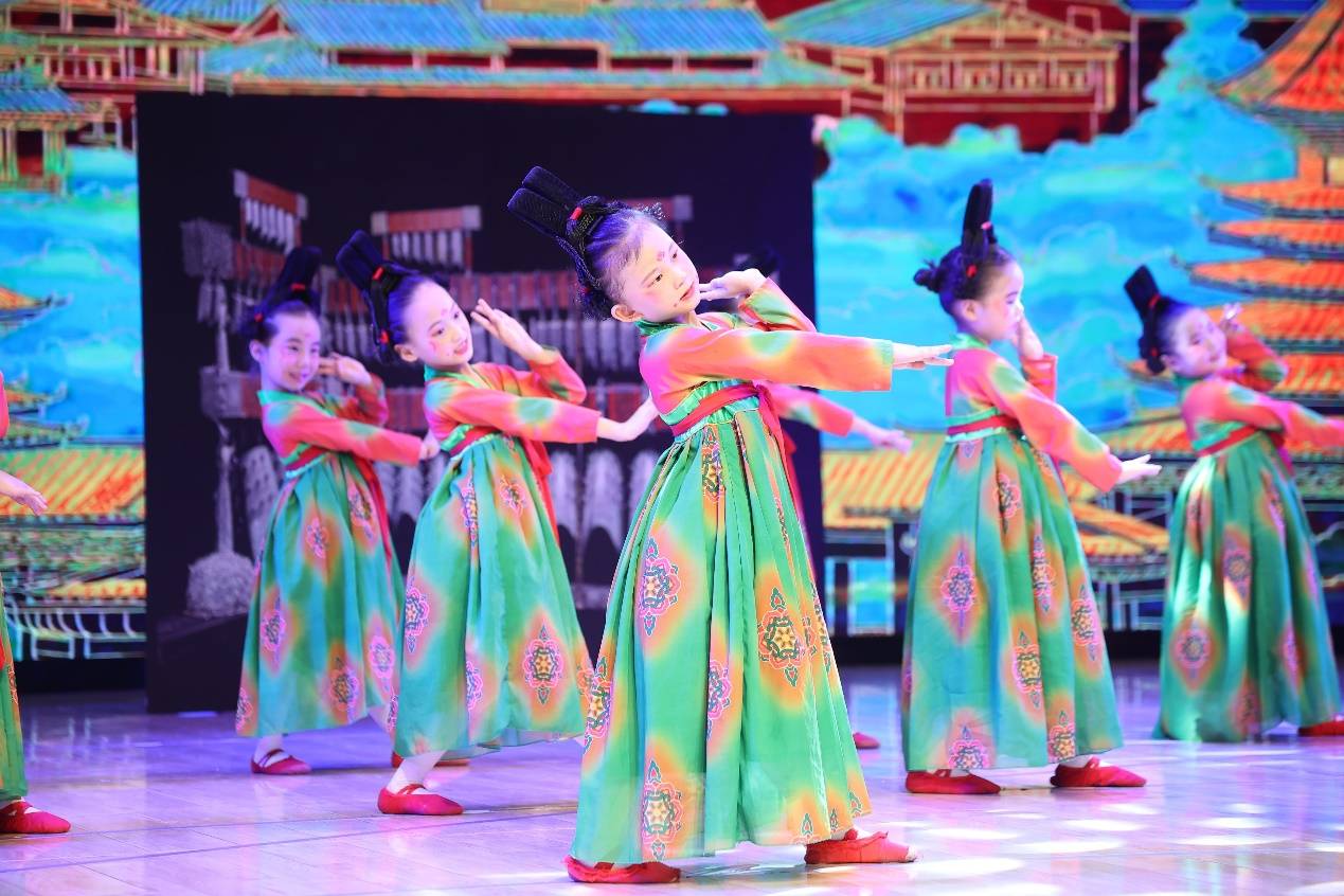 半岛体育艺术点亮孩子快乐童年 晶晶国际教育集团华中区2023年大型文艺演出在汉举办(图10)