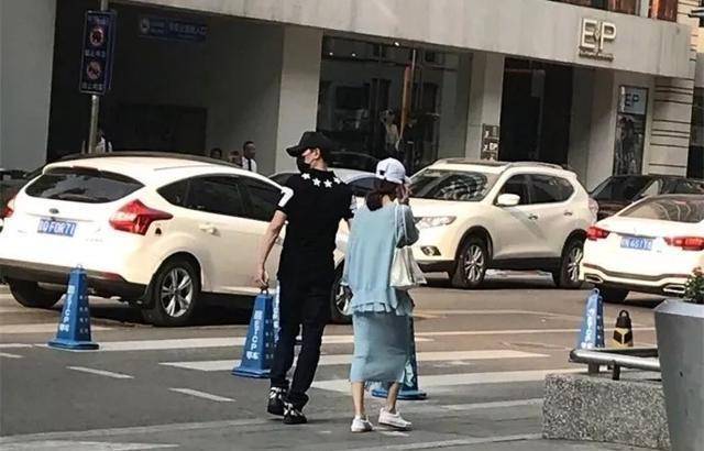 赵丽颖结婚微博瘫痪超鹿晗，冯绍峰被叫捕鱼达人，这届网友很优秀