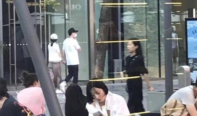 赵丽颖结婚微博瘫痪超鹿晗，冯绍峰被叫捕鱼达人，这届网友很优秀