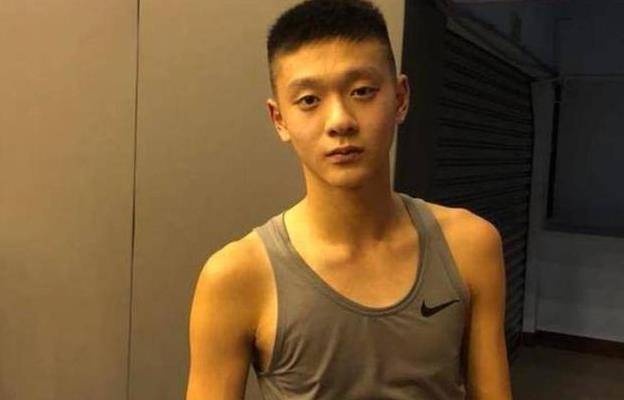 原创陈宝莲身亡遗孤，好友帮抚养17年视如己出，今儿子长大阳光又帅气