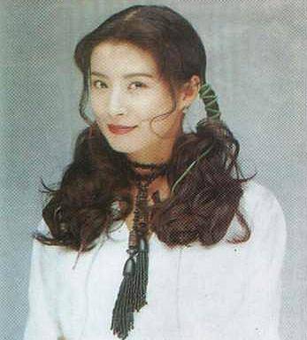 岳翎：与男友分手7年后同剧飙戏，为爱永久退隐，52岁风采依旧