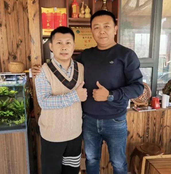 何云伟与开云体育 开云官网农家乐老板合影被网友们戏谑：弊大于利