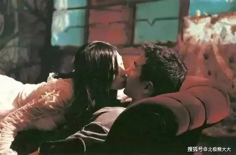 原创睡遍导演圈，谄媚逢迎手段过人，“导演收割机”张静初现形记