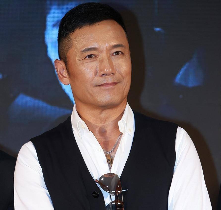”，让观众们深深喜爱。自此之后，苗侨伟便被广大观众尊称为“三哥”。