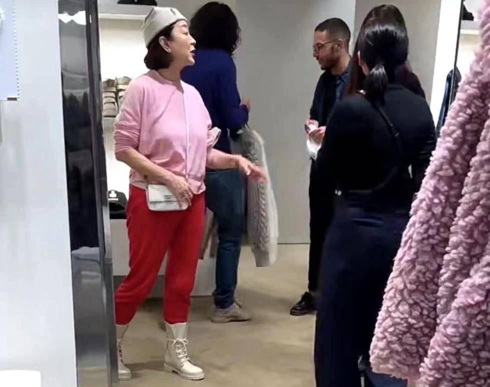 阔太林青霞新年购物！一身粉红撞色休闲装逛奢侈品店太有韵味了EMC体育 EMC易倍体育(图5)