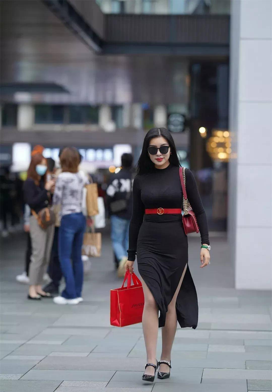 展现魅力与优雅-欧美时尚半高领长袖连衣裙长裙侧高开衩裙爱游戏官方网站(图7)