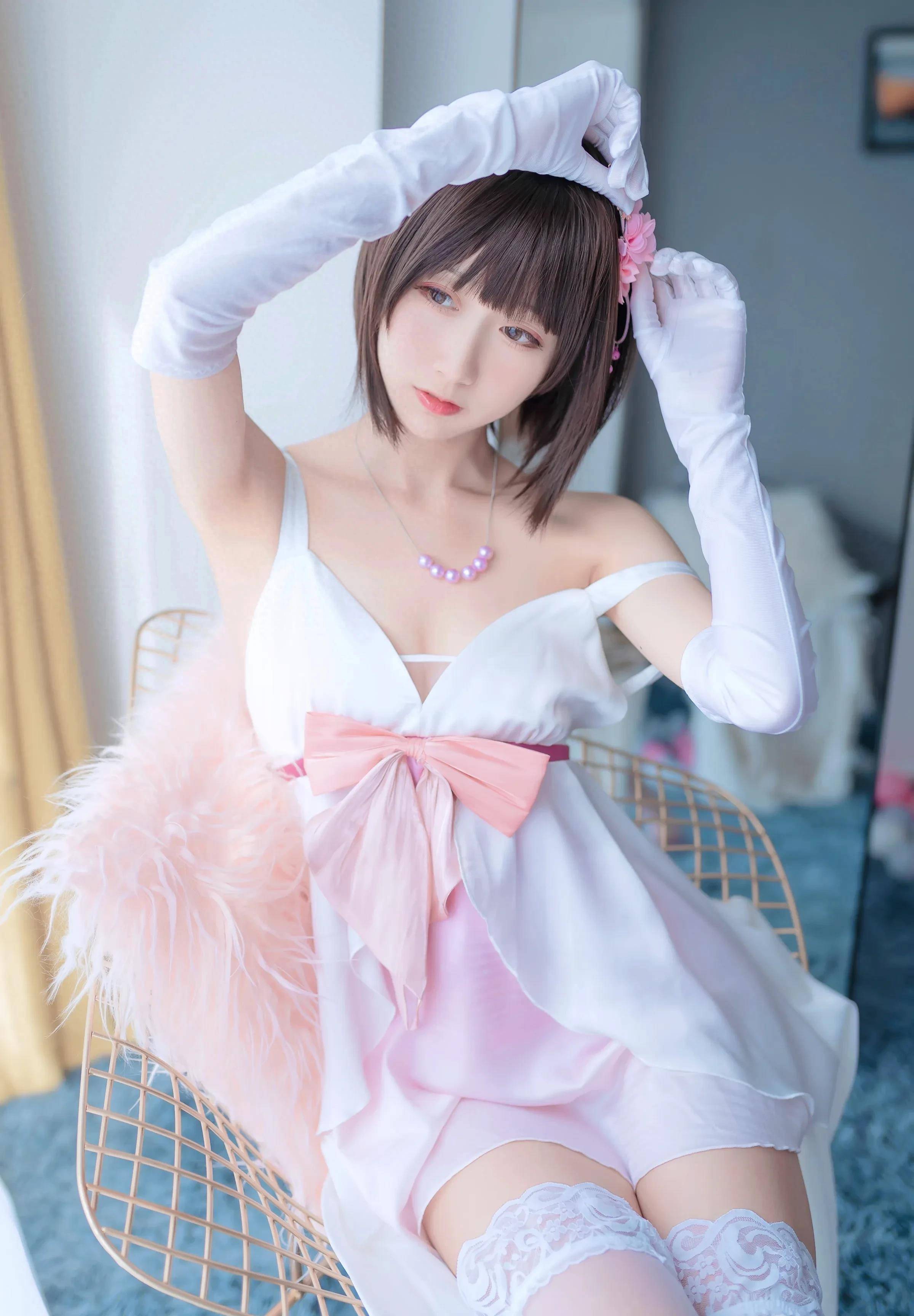 清纯欲望美女高清图片 第2320集：清纯白皙长腿美女室内私照