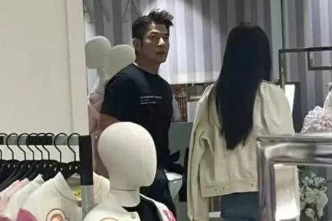 Aaron Kwok Praised as a Loving and Supportive Husband for Going Shopping with Fang Yuan