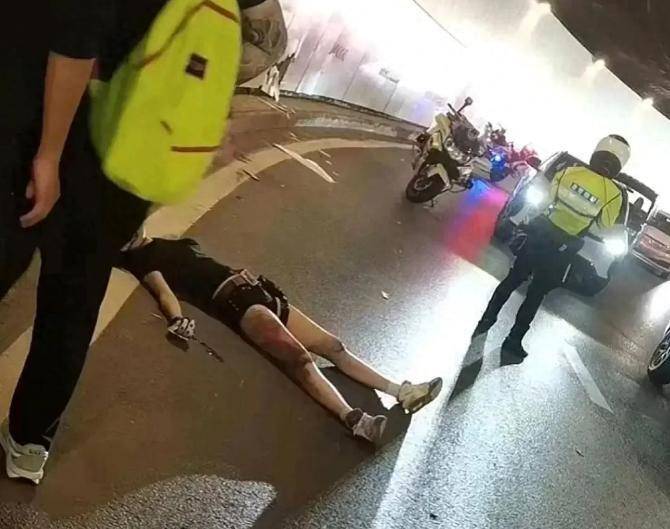 网红女摩托车手在重庆一隧道内身亡