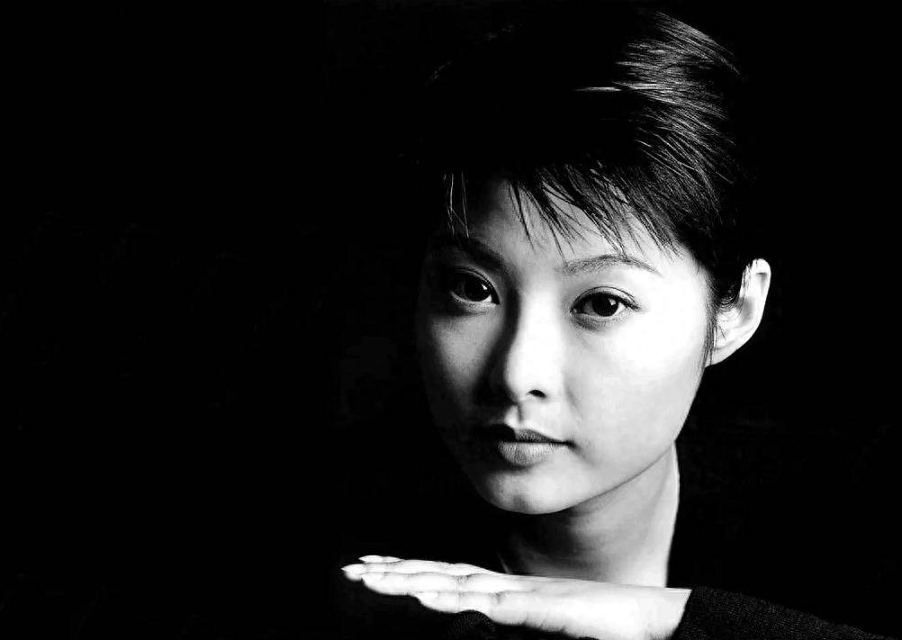 原创娱乐圈边缘人，“小月”袁立的肆意人生，她是真性情还是真任性？