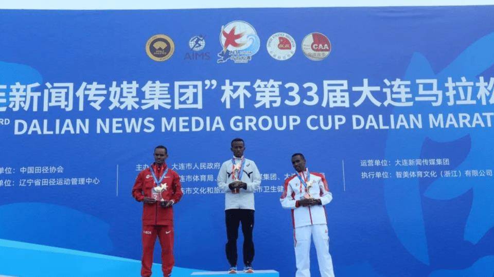 赛事方车辆阻挡中国选手帮助黑人夺冠？网友已不再相信国内马拉松