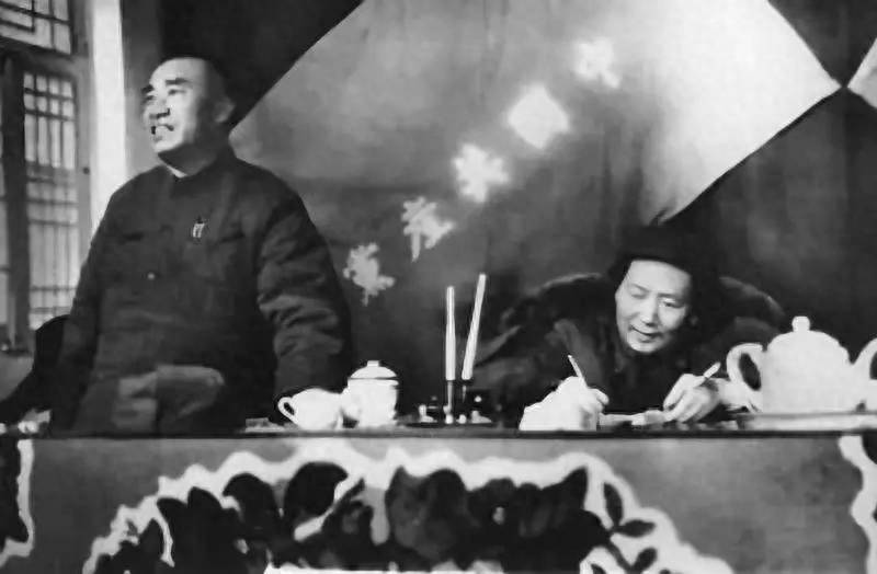 七届二中全会上，会场的挂像发生了变化，从中可以看出什么