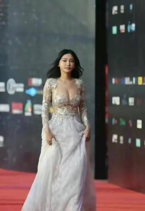 性感女明星：最新时尚搭配揭晓！