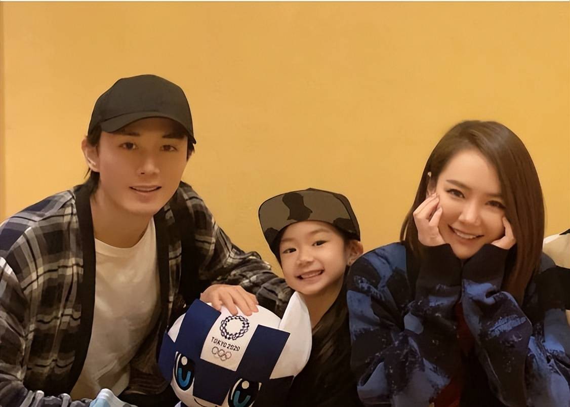 原创10位混血女星，有人41岁嫁初恋，有人42岁未婚，有人28岁怀3胎